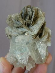 Muscovite sur Béryl (Aigue Marine),  Huya township, Mt Xuebaoding, Pingwu Co., Mianyang Prefecture, Sichuan Province, Chine