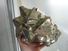 Plus d’informations sur « Pyrite (cristaux octaèdriques), mine Quiruvilca, Santiago de chuco, Pérou. »