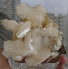 Stilbite (rose), Calcite (jaune) et Laumontite (blanc), Carrière Malad, Bombey, Maharashtra, Inde.