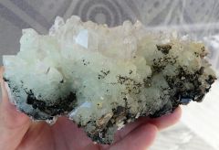 Babingtonite, Préhnite et quartz, Carrière Hongquizhen, Meigu county, Préfecture Liangshan autonomous, Province Sichuan, Chine.
