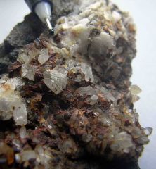 Quartz, laumontite possible et autres zéolites (thomsonite ou heulandite  ?)